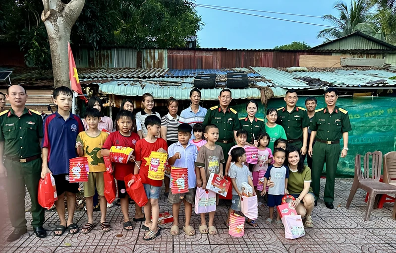 Ban Chỉ huy Phòng thủ khu vực 6 - Đặc khu Côn Đảo trao quà Trung thu cho các cháu thiếu nhi có hoàn cảnh khó khăn