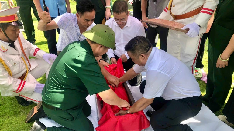 Di dời hài cốt liệt sĩ về quê nhà an táng