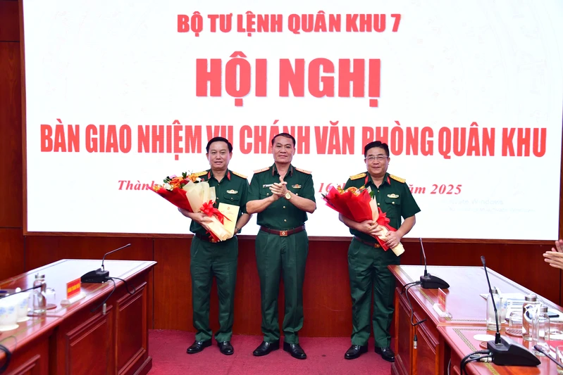 Bàn giao nhiệm vụ Chánh Văn phòng Quân khu 7