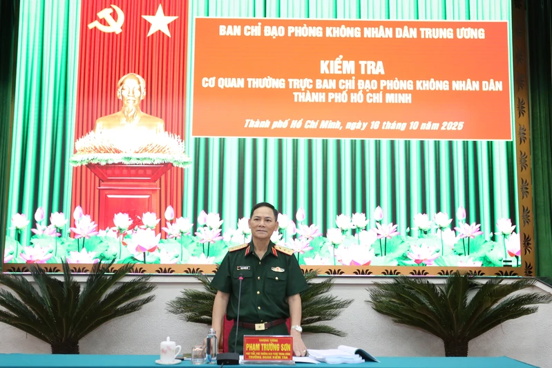 Thượng tướng Phạm Trường Sơn kiểm tra Ban chỉ đạo phòng không nhân dân TP. Hồ Chí Minh