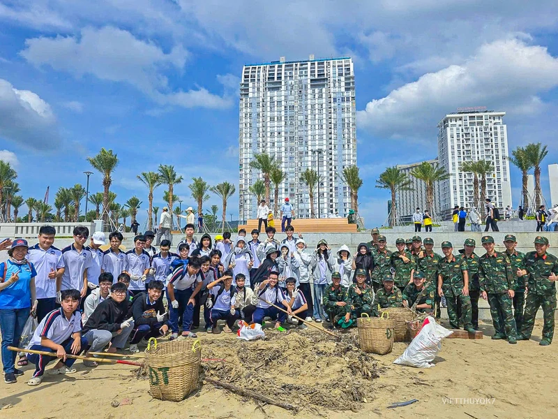 Ban Chỉ huy Phòng thủ khu vực 5 ra quân dọn dẹp môi trường biển tại Vũng Tàu