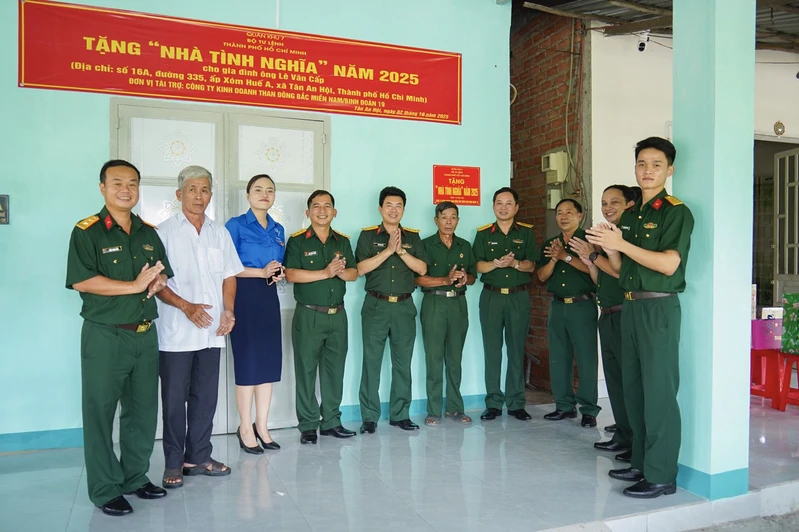 Bộ Tư lệnh Thành phố Hồ Chí Minh trao tặng “Nhà tình nghĩa quân – dân”, “Nhà tình nghĩa”