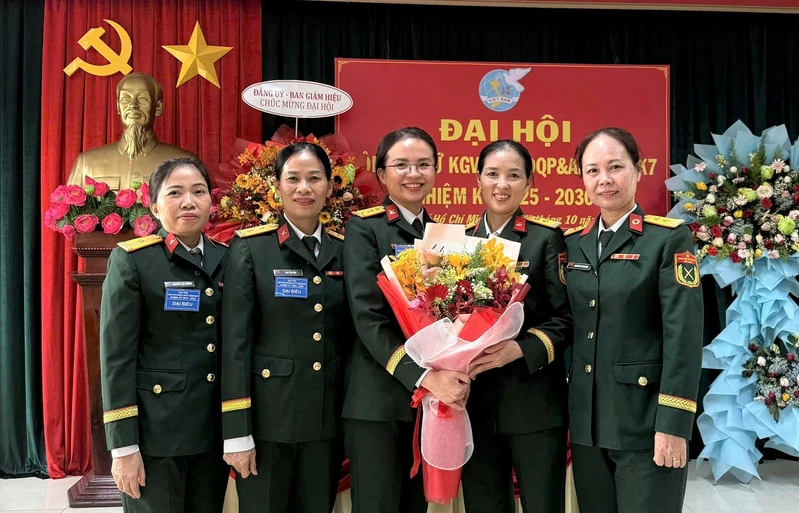 Phụ nữ Trung tâm GDQP&AN Trường Quân sự Quân khu 7: “Bản lĩnh - trí tuệ -  giỏi việc Trường - đảm việc nhà”