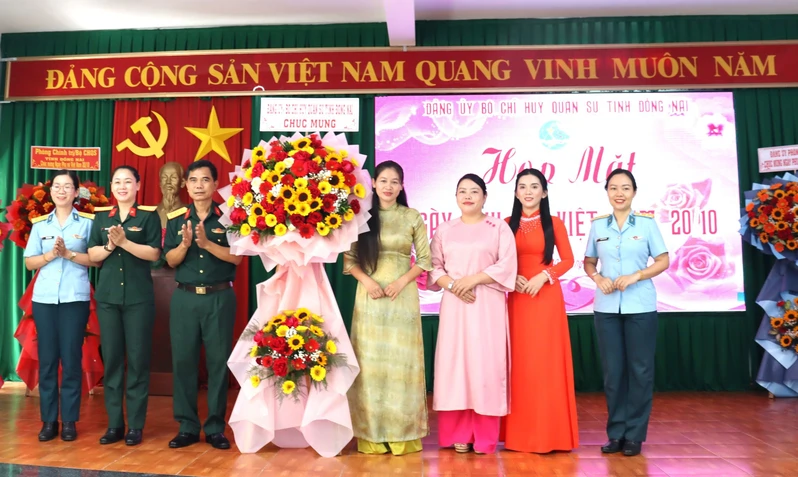 Đảng ủy, Bộ CHQS tỉnh Đồng Nai họp mặt kỷ niệm Ngày phụ nữ Việt Nam 20/10