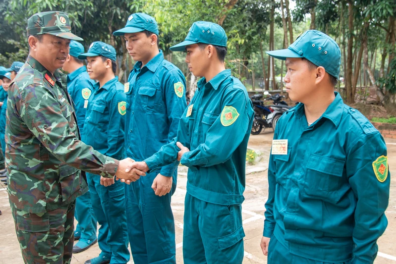 Đại tá Lê Xuân Bình, Phó Tư lệnh, Tham mưu trưởng Quân khu kiểm tra tuyến biên giới tỉnh Đồng Nai