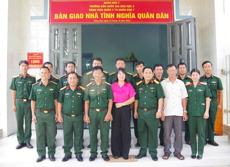 Bệnh viện Quân y 7A phối hợp với Trường bắn Quốc gia Khu vực 3 bàn giao “Nhà tình nghĩa quân dân” 