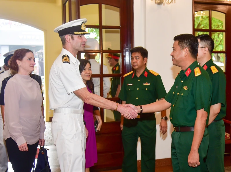 Đoàn công tác Tàu Hải quân Hoàng gia New Zealand chào xã giao Quân khu 7