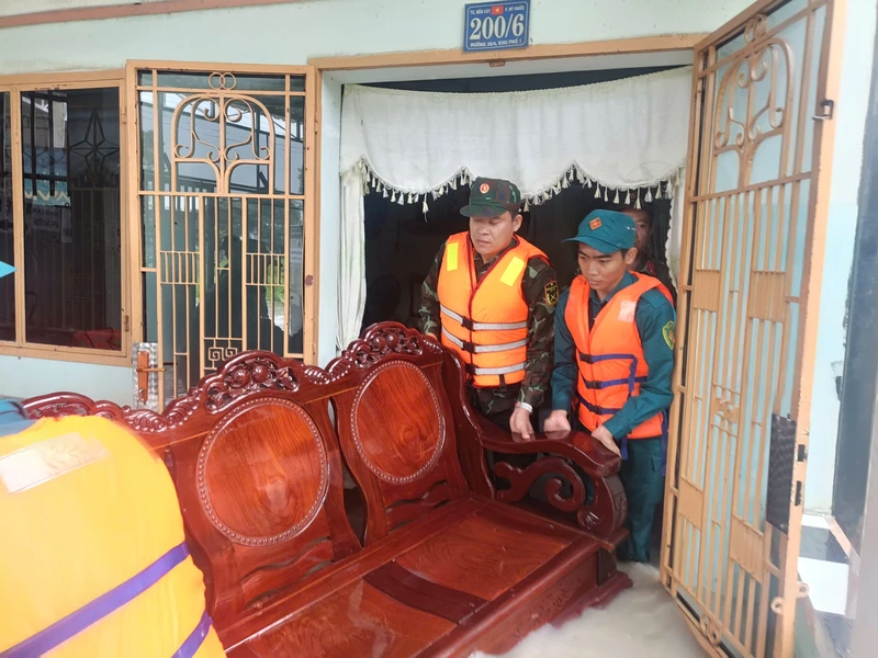 Ban chỉ huy Phòng thủ khu vực 2 - Phú Lợi giúp dân ứng phó ngập do triều cường