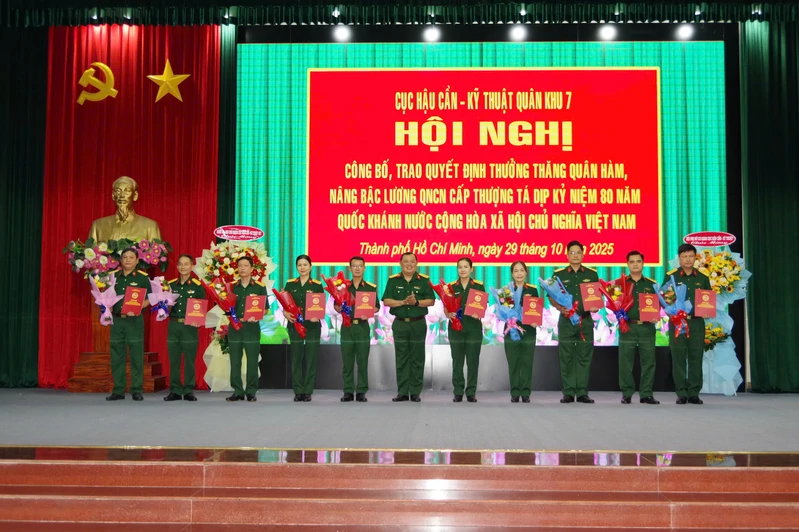 Cục Hậu cần – Kỹ thuật thưởng thăng quân hàm, nâng bậc lương QNCN cấp Thượng tá