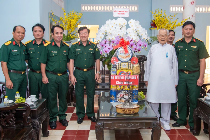 Quân khu 7 chúc mừng Hội thánh Cao Đài Tòa thánh Tây Ninh nhân dịp Hội Yến Diêu Trì Cung