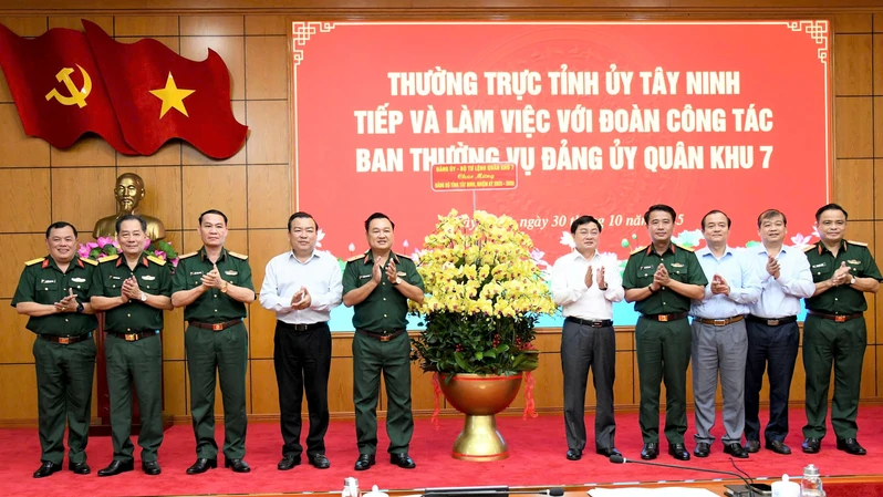 Thường trực Tỉnh ủy Tây Ninh tiếp và làm việc với Đoàn công tác Ban Thường vụ Đảng ủy Quân khu 7 