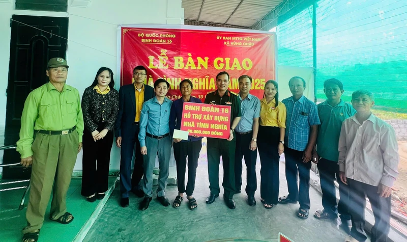 Binh đoàn 16 bàn giao nhà tình nghĩa tại Nghệ An