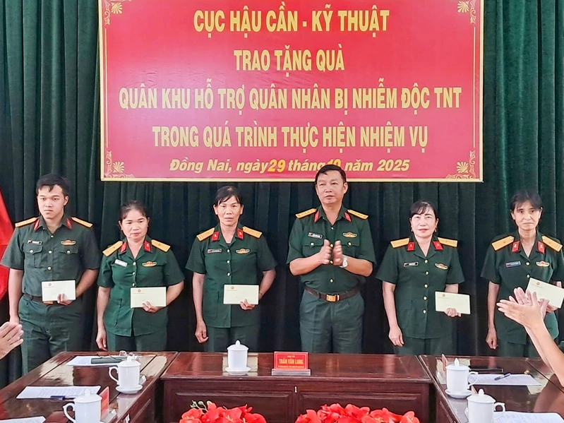Cục Hậu cần – Kỹ thuật Quân khu 7 tặng quà hỗ trợ các quân nhân mắc bệnh nghề nghiệp
