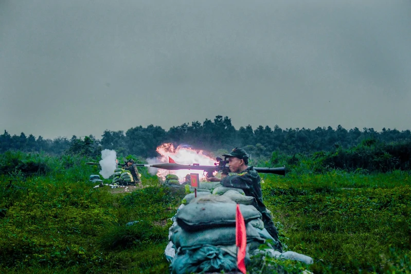 Trung đoàn 738 tổ chức bắn đạn thật và diễn tập Đại đội bộ binh tiến công