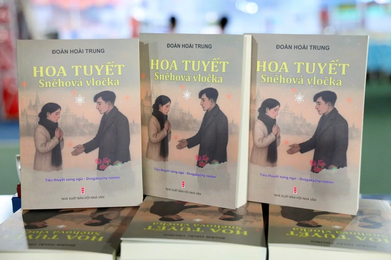 Đại tá Đoàn Hoài Trung: Kết nối nhịp cầu văn hóa Việt - Séc từ tiểu thuyết song ngữ Hoa tuyết