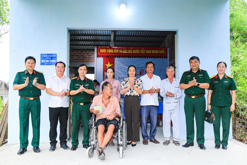 Thiếu tướng Lê Xuân Thế, Tư lệnh Quân khu 7 dự trao tặng nhà tình thương tại tỉnh Vĩnh Long