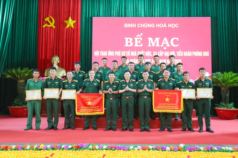 Bế mạc Hội thao ứng phó sự cố hóa chất độc, xạ toàn quân khu vực phía Nam 