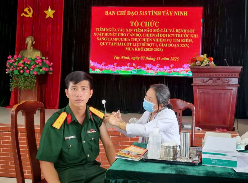 Bộ CHQS tỉnh Tây Ninh tổ chức tiêm vắc xin cho cán bộ, chiến sĩ Đội K71, K73 