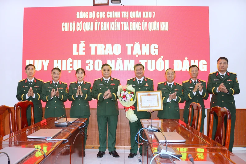 Chi bộ cơ quan Ủy ban Kiểm tra Đảng ủy Quân khu trao Huy hiệu 30 năm tuổi Đảng
