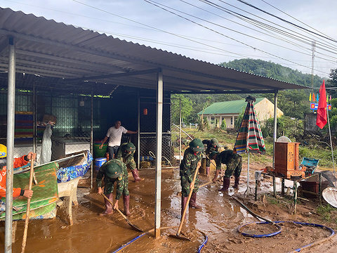 Cán bộ, chiến sĩ Ban chỉ huy Phòng thủ khu vực 3 - Bảo Lâm hỗ trợ người dân khắc phục hậu quả mưa lớn