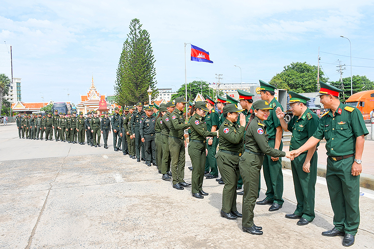 Đón Đoàn Nghệ thuật Quân đội Hoàng gia Campuchia sang biểu diễn tại Việt Nam
