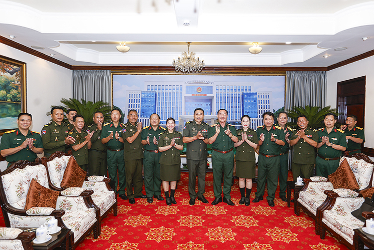 Quân khu 7 tiếp đón Đoàn Nghệ thuật Quân đội Hoàng gia Campuchia