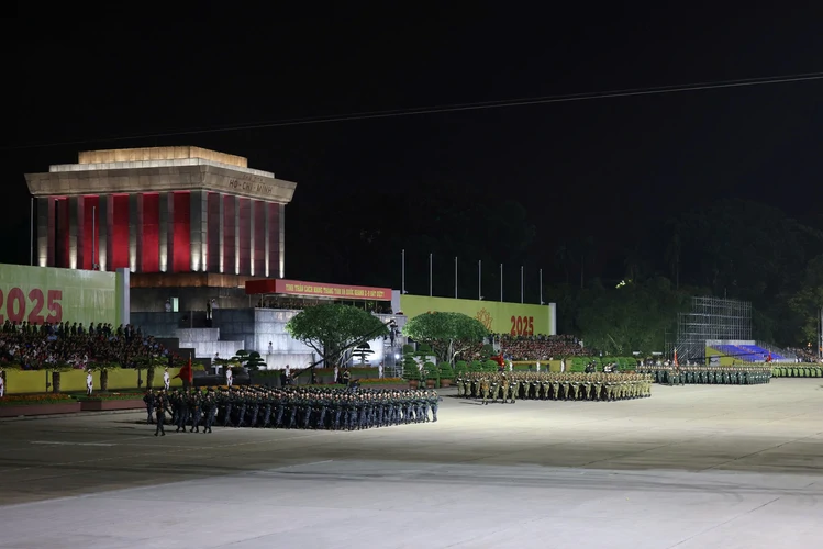 Giây phút lần đầu người con miền Nam diễu binh qua lăng Bác