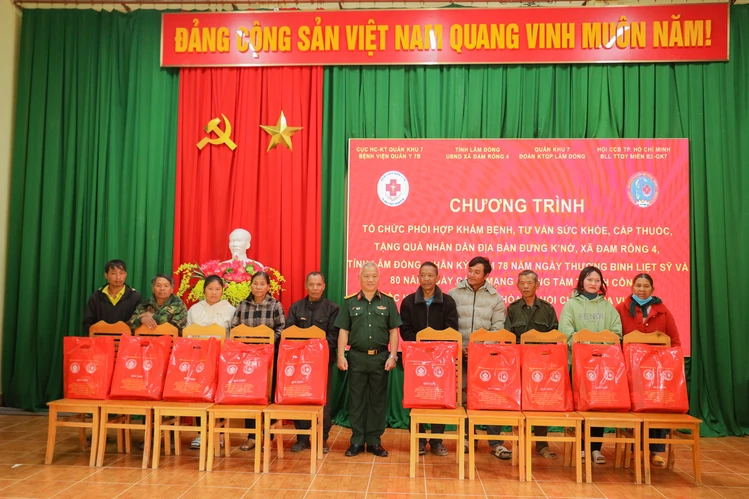 Bệnh viện Quân y 7B khám, chữa bệnh cho đồng bào dân tộc thiểu số tại Lâm Đồng