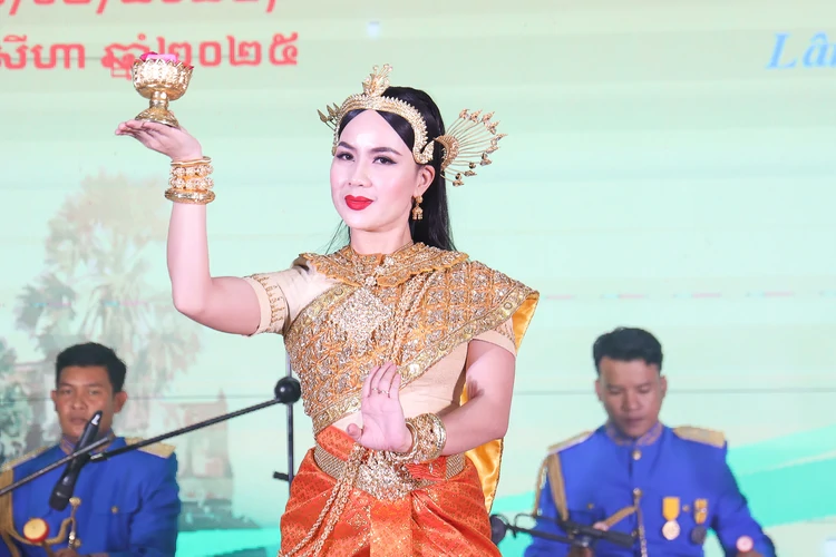 Đoàn Nghệ thuật Quân đội Hoàng gia Campuchia biểu diễn tại tỉnh Lâm Đồng