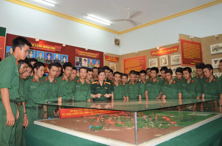 Đại úy QNCN Phan Thị Lam “Phát thanh viên” đa tài