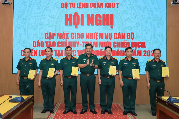 Bộ Tư lệnh Quân khu 7 gặp mặt, giao nhiệm vụ cán bộ đi học tại Học viện Quốc phòng

