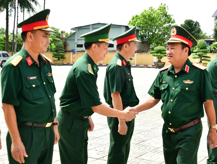 Thiếu tướng Trần Vinh Ngọc, Chính ủy Quân khu thăm, động viên cán bộ, chiến sĩ Ban chỉ huy PTKV 3 – Đồng Xoài