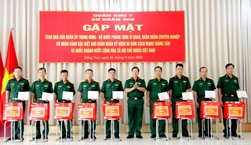 Sư đoàn 309 trao quà cho sĩ quan, quân nhân chuyên nghiệp có hoàn cảnh khó khăn