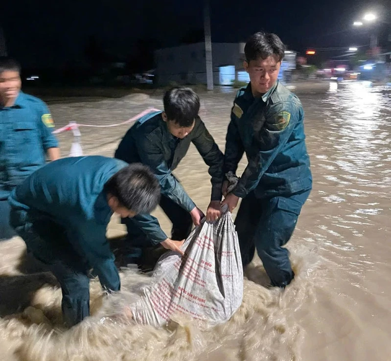 LLVT tỉnh Đồng Nai xuyên đêm hỗ trợ Nhân dân khắc phục hậu quả thiên tai