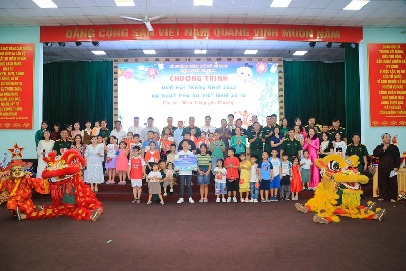 Trung đoàn Gia Định tổ chức Đêm hội trăng rằm cho con em quân nhân