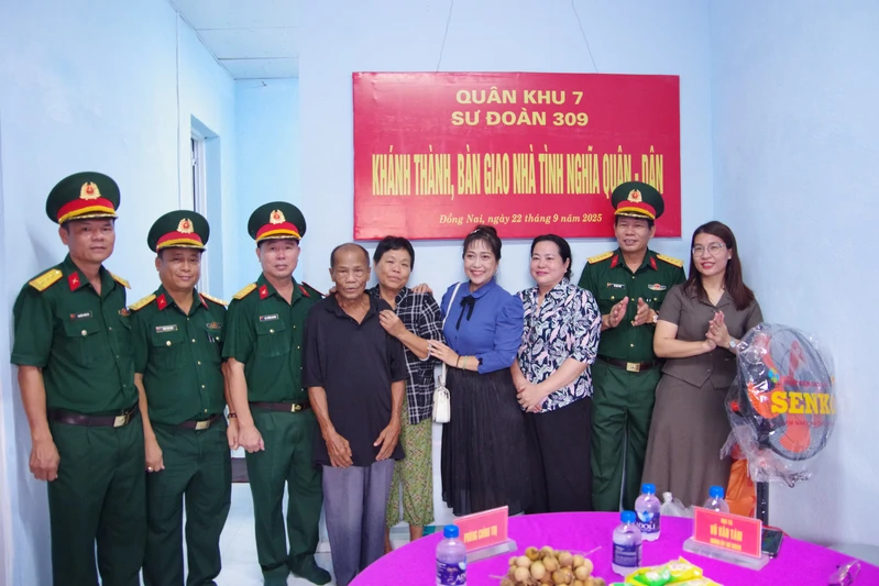 Sư đoàn 309 bàn giao nhà tình nghĩa quân - dân