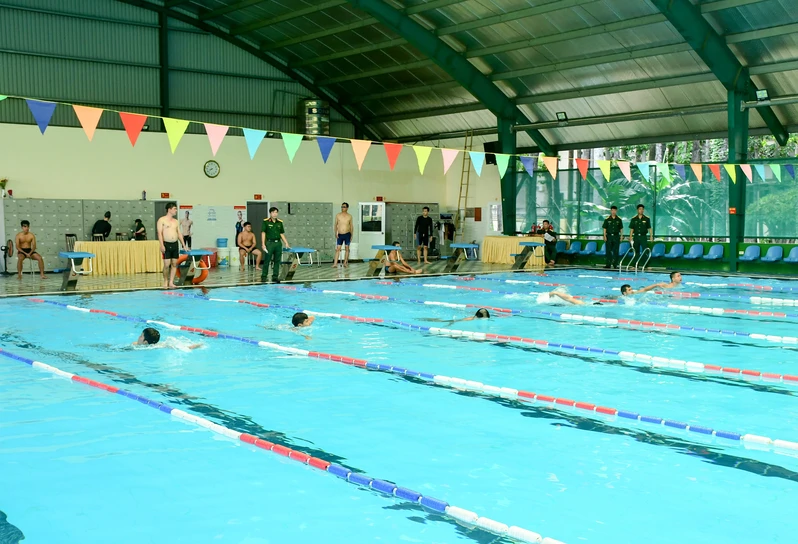 Cục Chính trị Quân khu 7 kiểm tra bơi cho cán bộ, chiến sĩ năm 2025