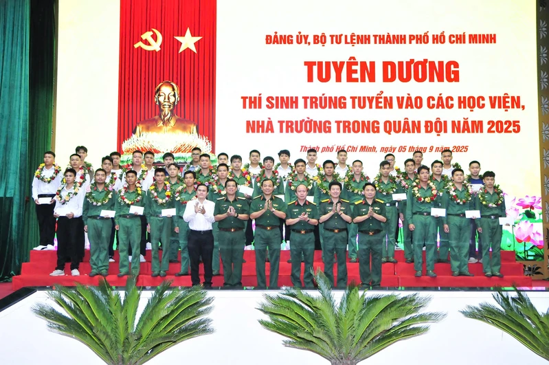 Bộ Tư lệnh Thành phố Hồ Chí Minh tuyên dương thí sinh trúng tuyển vào các học viện, nhà trường Quân đội năm 2025
