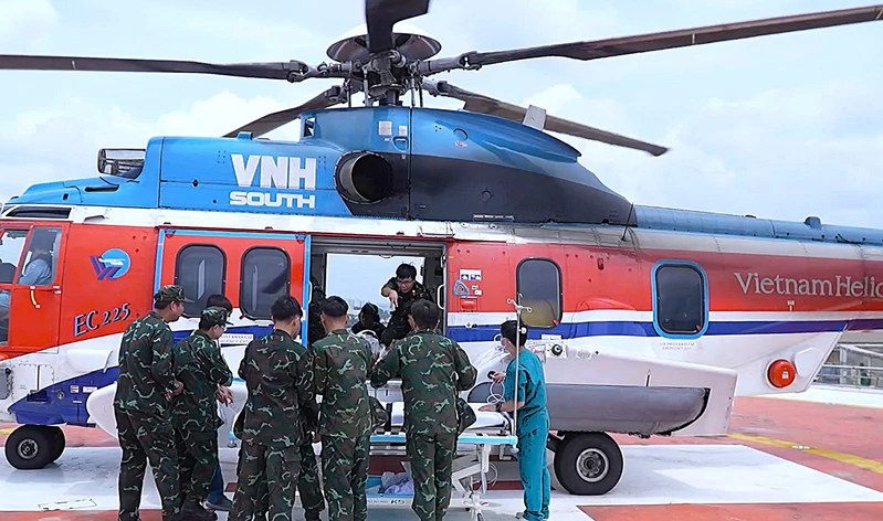 Bệnh viện Quân y 175 cấp cứu và vận chuyển khẩn cấp ngư dân đảo Song Tử Tây