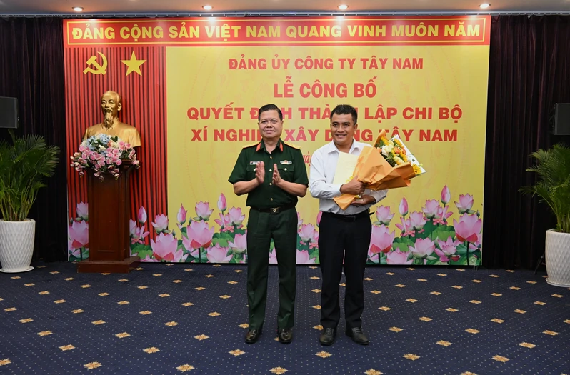 Công bố quyết định thành lập Chi bộ Xí nghiệp M.123Win30.com phiên bản mới Tây Nam
