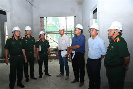 Thủ trưởng Bộ Tư lệnh Quân khu kiểm tra tiến độ thi công xây dựng nhà ở công vụ Trường Quân sự Quân khu