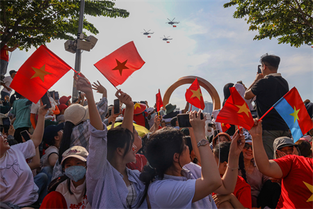 Hòa bình là khi: Tai nghe tiếng máy bay, nhưng miệng lại mỉm cười