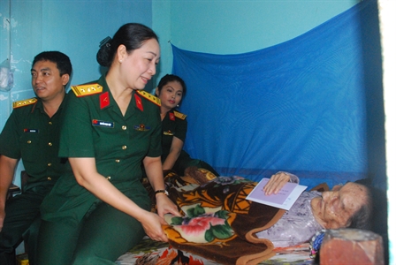 Cục Chính trị thăm, tặng quà Mẹ Việt Nam Anh hùng Nguyễn Thị Xuyến