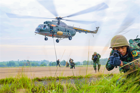 Đặc công, trinh sát Quân khu huấn luyện đổ bộ đường không