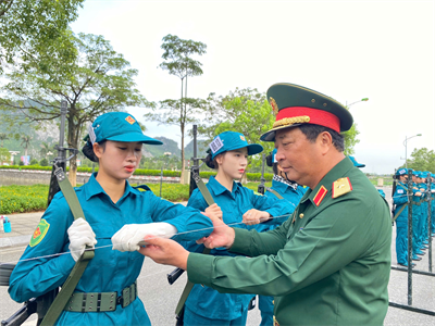 Nữ chiến sĩ “sao vuông” vượt nắng thắng mưa, say sưa luyện tập