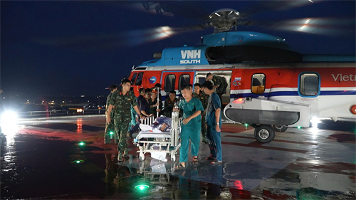 Bệnh viện Quân y 175 cấp cứu thành công ngư dân bị thủng tạng trên biển Trường Sa