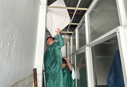 Dân quân phường Chánh Hưng hỗ trợ Nhân dân khắc phục hậu quả giông lốc