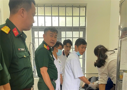 Hỗ trợ xe chở sinh viên bị lật ở xã Tà Đùng, tỉnh Lâm Đồng