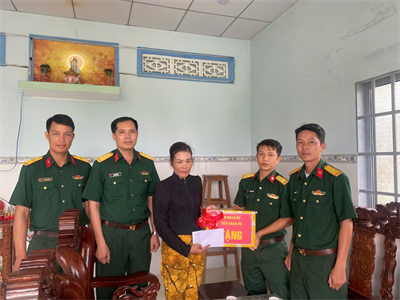 Lữ đoàn 25 thăm, tặng quà tri ân gia đình chính sách nhân dịp kỷ niệm 78 năm ngày Thương binh - Liệt sĩ