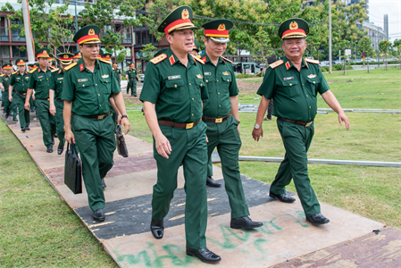 Thượng tướng Trương Thiên Tô kiểm tra địa điểm tổ chức chương trình nghệ thuật “Dưới cờ vinh quang”